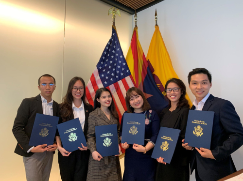 Linh (thứ hai từ phải sang) đã hiện thực hóa giấc mơ Mỹ nhờ học bổng toàn phần YSEALI tại Mỹ kéo dài 5 tuần. Nữ sinh viên chu du gần 10 nước nhờ các chương trình học bổng - 1