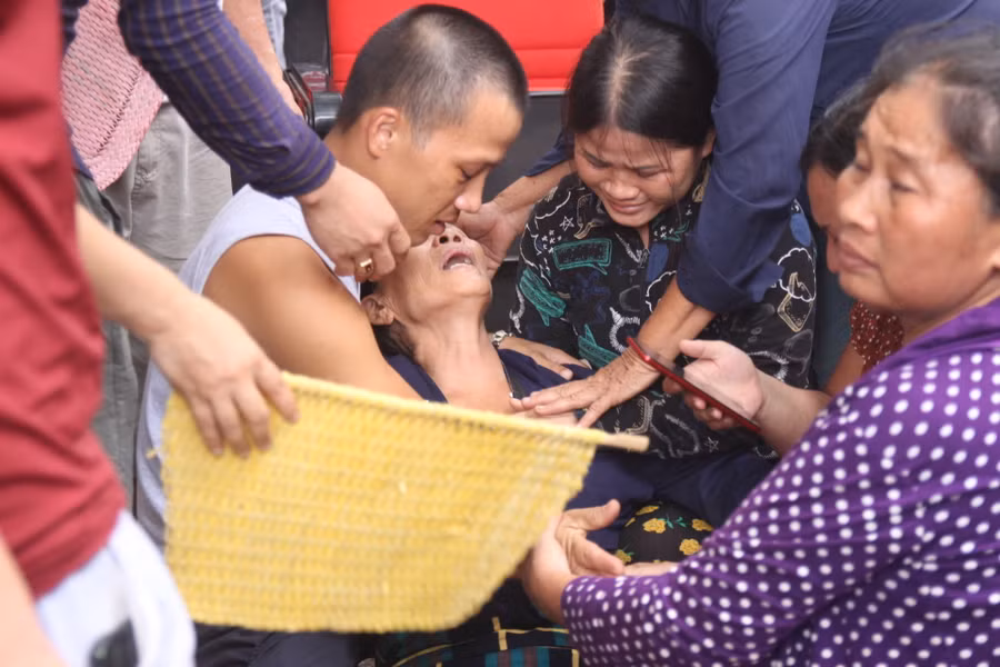 Người thân khóc ngất khi 9 thuyền viên vẫn mất tích dưới biển