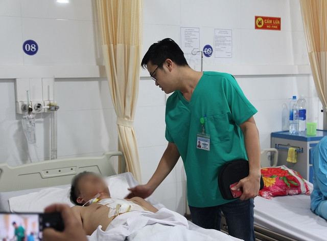  Bác sĩ Thảo thăm hỏi, kiểm tra vết thương của nạn nhân.