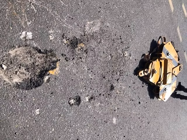 Hình ảnh sau khi móc cần cẩu “bỗng” rơi xuống đường được người dân ghi lại.