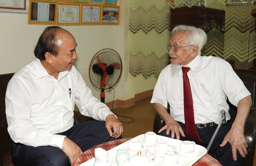 Thủ tướng thăm, tặng quà đồng chí Dương Thanh Biền. Ảnh: VGP/Quang Hiếu