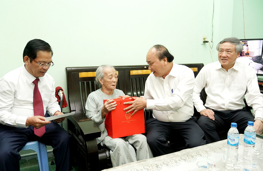 Thủ tướng thăm, tặng quà Mẹ Việt Nam Anh hùng Dương Thị Hân. Ảnh: VGP/Quang Hiếu