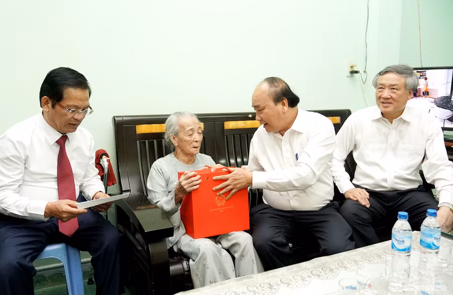 Thủ tướng thăm, tặng quà Mẹ Việt Nam Anh hùng Dương Thị Hân. Ảnh: VGP/Quang Hiếu