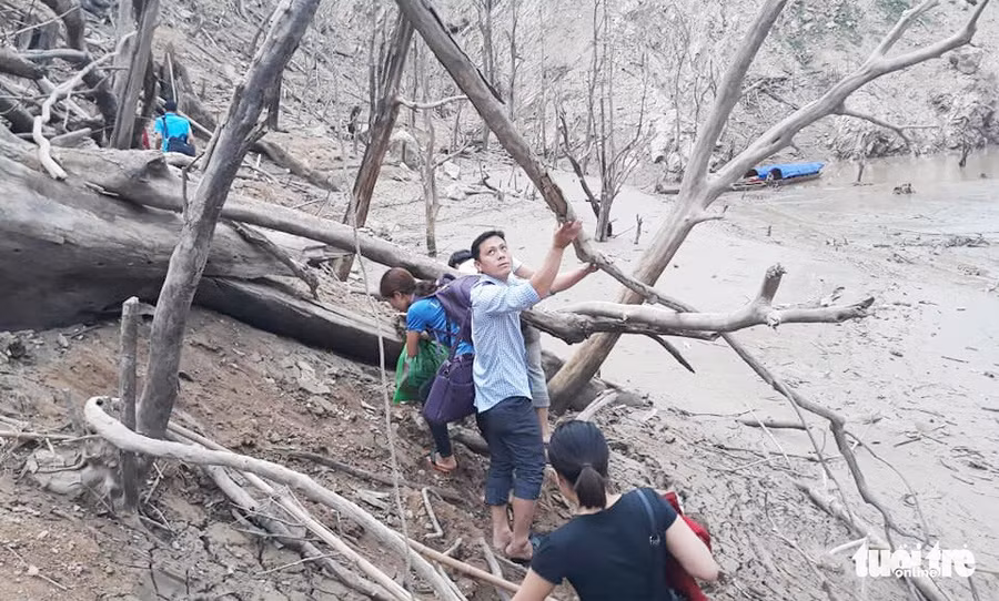 Lòng hồ thủy điện Bản Vẽ cạn trơ, trông như ở hành tinh khác - Ảnh 13.