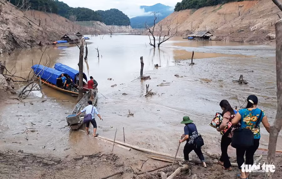 Lòng hồ thủy điện Bản Vẽ cạn trơ, trông như ở hành tinh khác - Ảnh 14.