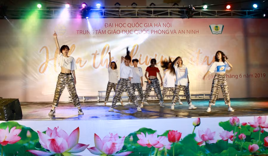 Một hoạt động ngoại khóa sôi nổi của trường THPT Phan Huy Chú Một hoạt động ngoại khóa sôi nổi của trường THPT Phan Huy Chú