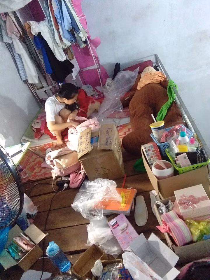 Nữ sinh cặm cụi dọn đồ để chuyển khỏi phòng trọ. Ảnh: NVCC.