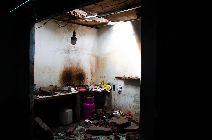 Căn bếp nhà ông Hà cũng bị thiệt hại. Căn bếp nhà ông Hà cũng bị thiệt hại.