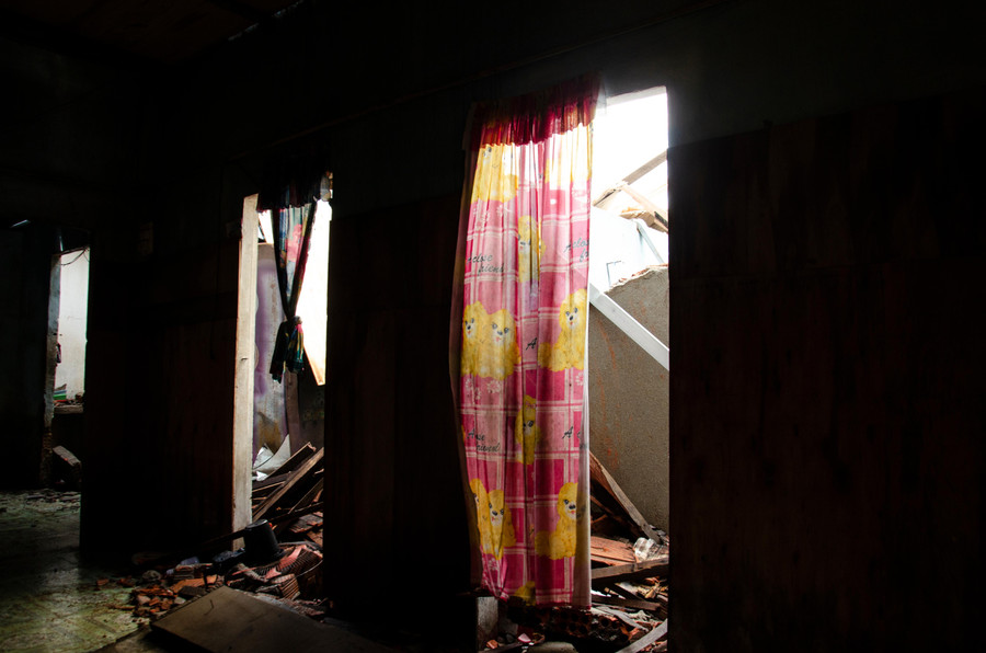 Phòng ngủ trở thành đống đổ nát. Phòng ngủ trở thành đống đổ nát.