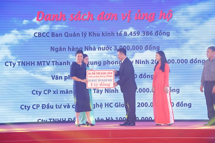 Bà Đỗ Thị Kim Liên - Lãnh sự Nam Phi tai TPHCM trao bảng ủng hộ 1 tỷ đồng vào Quỹ "Đền ơn đáp nghĩa" cho ông Nguyễn Thanh Ngọc - Ủy viên Ban thường vụ Tỉnh ủy, Phó Chủ tịch thường trực UBND tỉnh Tây Ninh