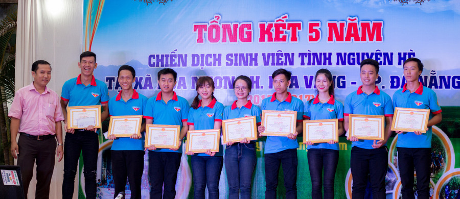 Khen thưởng sinh viên có nhiều đóng góp, thành tích xuất sắc.