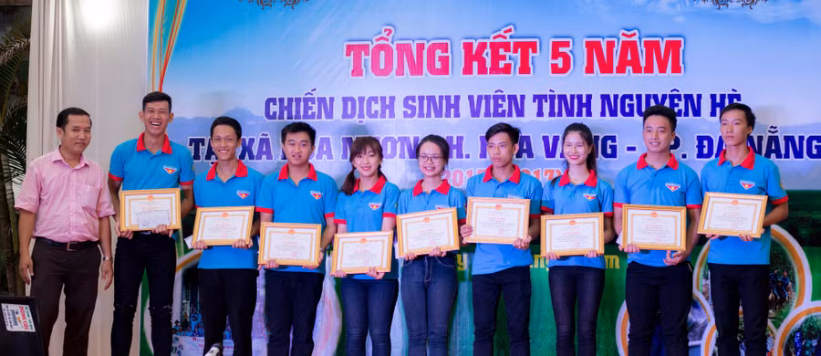 Khen thưởng sinh viên có nhiều đóng góp, thành tích xuất sắc.