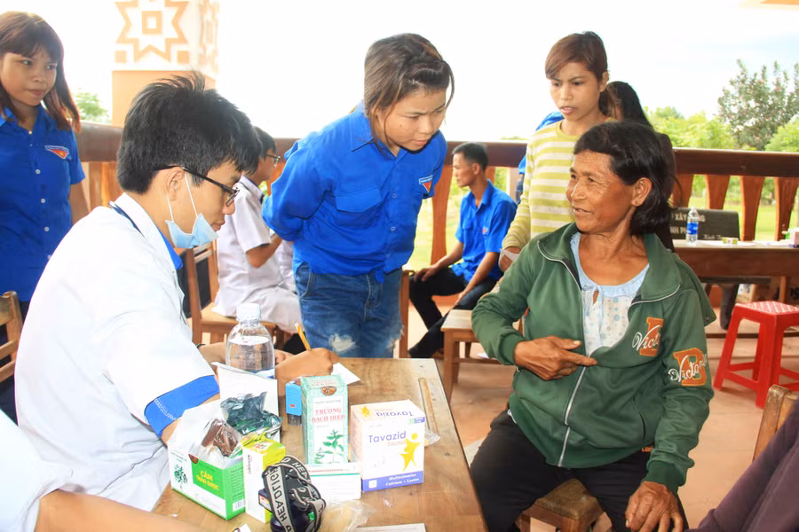 Những người dân ở xã Tơ Tung được khám chữa bệnh miễn phí