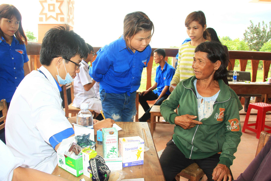 Những người dân ở xã Tơ Tung được khám chữa bệnh miễn phí Những người dân ở xã Tơ Tung được khám chữa bệnh miễn phí