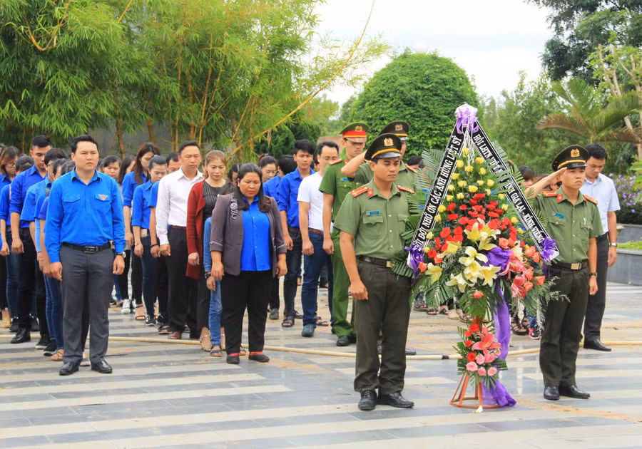  Dâng hương tại đền tưởng niệm liệt sỹ Đắk Pơ