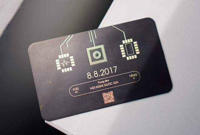 Ba biểu tượng được dập nổi khá tinh vi trên bảng mạch mạ vàng như điểm nhấn cho âm thanh, camera và màn hình của chiếc Bphone phiên bản mới.