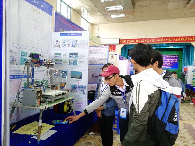 Học sinh trao đổi và tìm tòi các sáng kiến phát minh của nhau tại cuộc thi