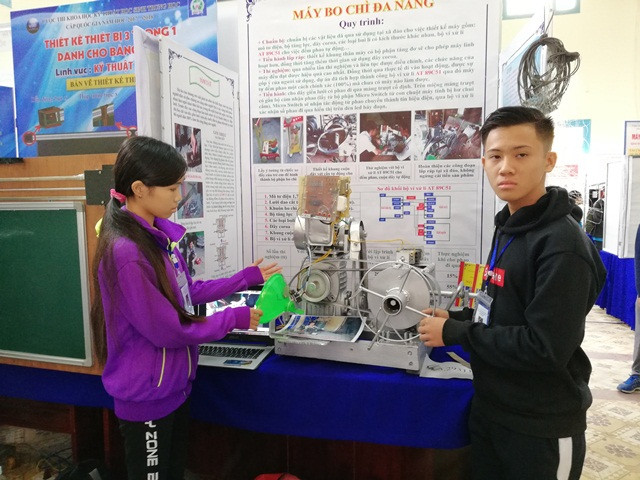 Hai học sinh Trường THCS Sơn Hải, thuộc xã đảo Sơn Hải, tỉnh Kiên Giang trước đề tài nghiên cứu của mình