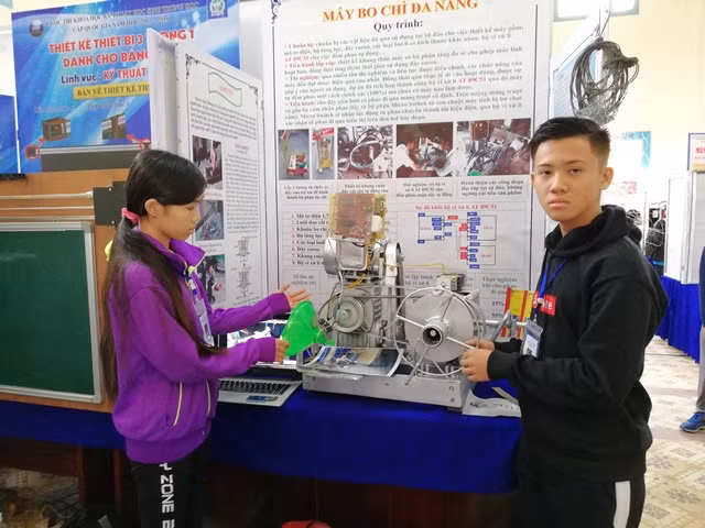 Hai học sinh Trường THCS Sơn Hải, thuộc xã đảo Sơn Hải, tỉnh Kiên Giang trước đề tài nghiên cứu của mình