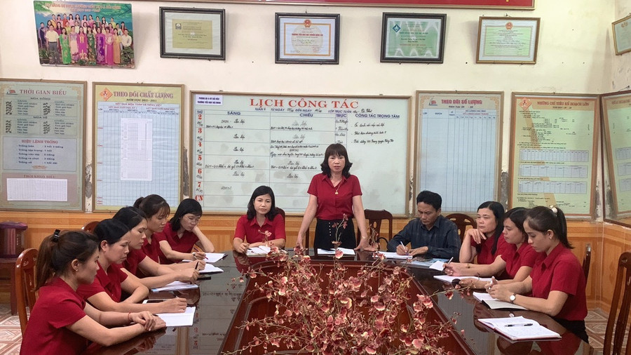 BGH nhà trường chỉ đạo và sinh hoạt cùng nhóm chuyên môn khối 4.