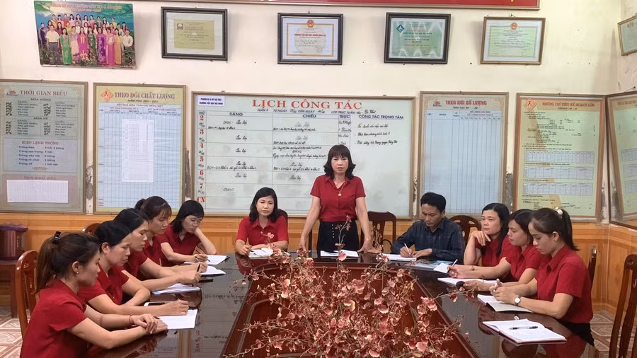 BGH nhà trường chỉ đạo và sinh hoạt cùng nhóm chuyên môn khối 4.