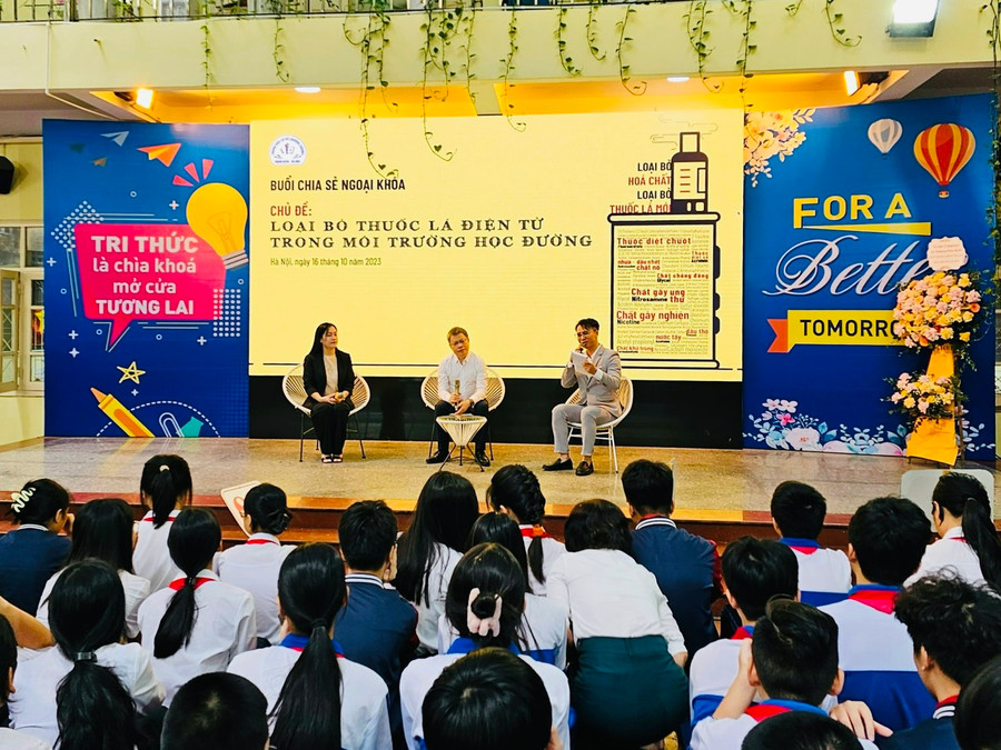 Các vị diễn giả trả lời thắc mắc của học sinh tại buổi giao lưu.