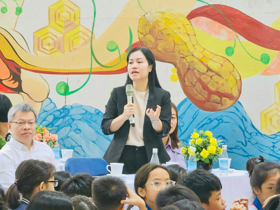 Bà Đoàn Thu Huyền - Đại diện Tổ chức Campaign For Tobacco-Free Kids chia sẻ về những tác hại của thuốc lá cho học sinh.