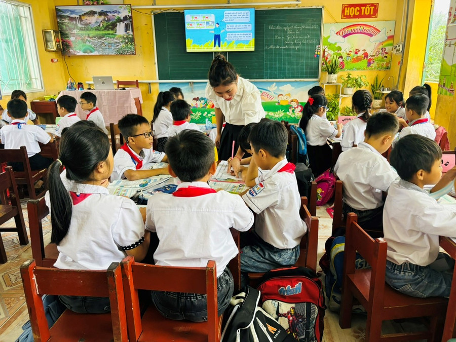 Cô trò cùng trao đổi ở tiết Khoa học tại lớp 4G1 bài: “Gió, bão và phòng chống bão”.