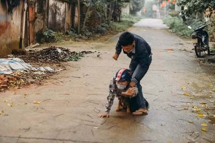 Bộ ảnh chân thực đến từng cảm xúc, 2 thanh niên tái hiện cảnh trộm chó và cái kết nhãn tiền