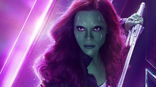 Gamora – Avengers: Infinity War: Để cứu Nebula, Gamora buộc phải dẫn Thanos đến hành tinh Vormir để tìm Viên đá Linh hồn. Nhưng cô không thể ngờ rằng Vormir là nơi vong mạng, đi hai về một. “Người phụ nữ dữ nhất thiên hà” càng không thể ngờ, điều kiện để đổi lấy viên đá là ai đó phải hi sinh thứ mình yêu thương, linh hồn đổi lấy linh hồn. Thanos sẵn sàng làm bất cứ điều gì để hoàn thành kế hoạch của mình, kể cả việc biến đứa con gái hắn yêu thương thành “vật tế thần”. Khoảnh khắc Gamora nhận ra tình cảm của người cha nuôi cũng là lúc cô phải bỏ mạng dưới đáy vực sâu. 7 khoanh khac hi sinh xuc dong nhat lich su vu tru Marvel hinh anh 3