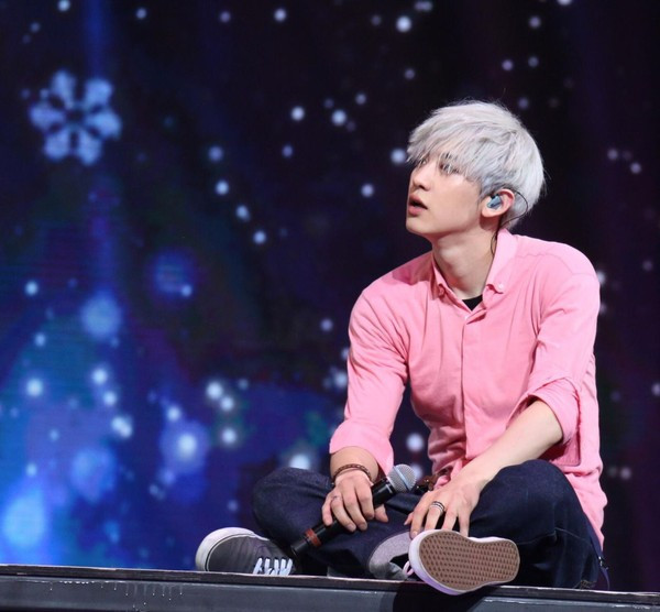 Xót xa những khoảnh khắc thần tượng Kpop kiệt sức ngã quỵ trên sân khấu ảnh 3 Chanyeol EXO với gương mặt mỏi mệt