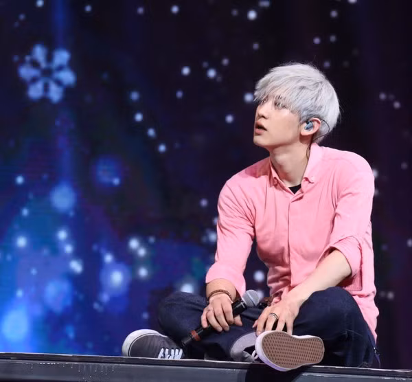 Chanyeol EXO với gương mặt mỏi mệt