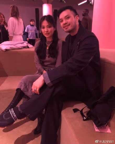 Song Hye Kyo đẹp lộng lẫy đi sự kiện nhưng bàn tay của cô mới gây chú ý ảnh 7 Song Hye Kyo đẹp lộng lẫy đi sự kiện nhưng nhẫn cưới đã không cánh mà bay-7