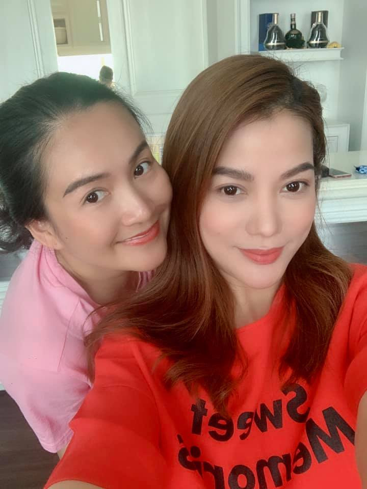 Chân dài Lê Thúy tất bật phơi thóc, rửa bát dịp lễ 30/4 ảnh 9 Chân dài Lê Thúy tất bật phơi thóc, rửa bát cho gia đình dịp lễ-9