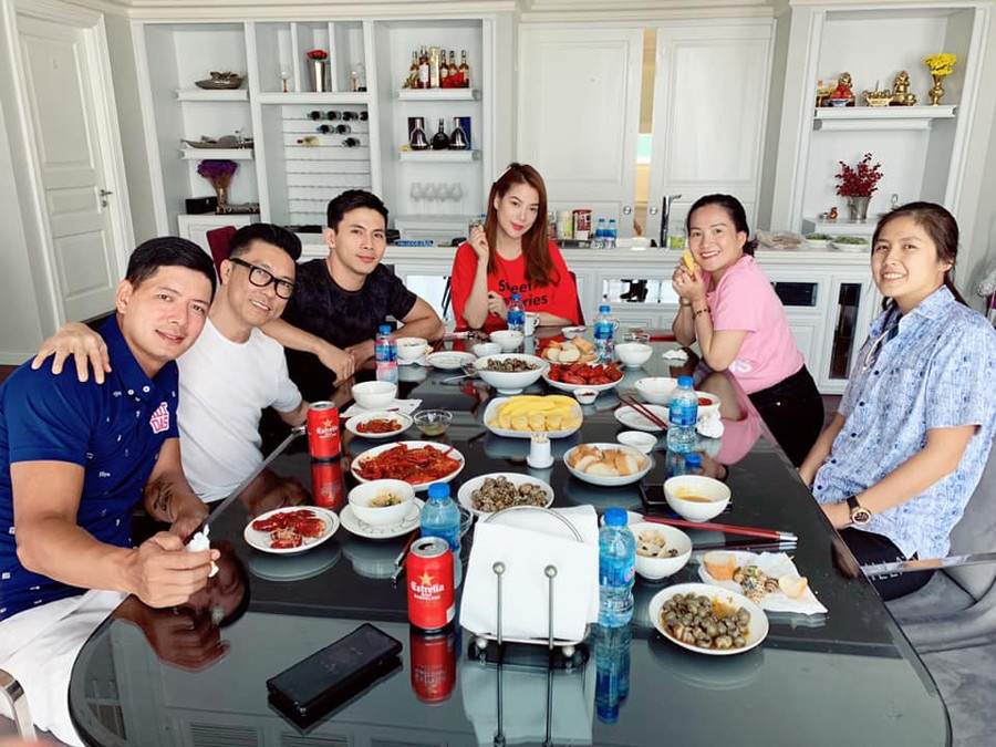 Chân dài Lê Thúy tất bật phơi thóc, rửa bát dịp lễ 30/4 ảnh 10 Chân dài Lê Thúy tất bật phơi thóc, rửa bát cho gia đình dịp lễ-10