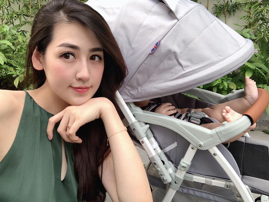 Á Hậu Tú Anh đưa con đi dạo cũng sang chảnh và xinh đẹp hết cỡ