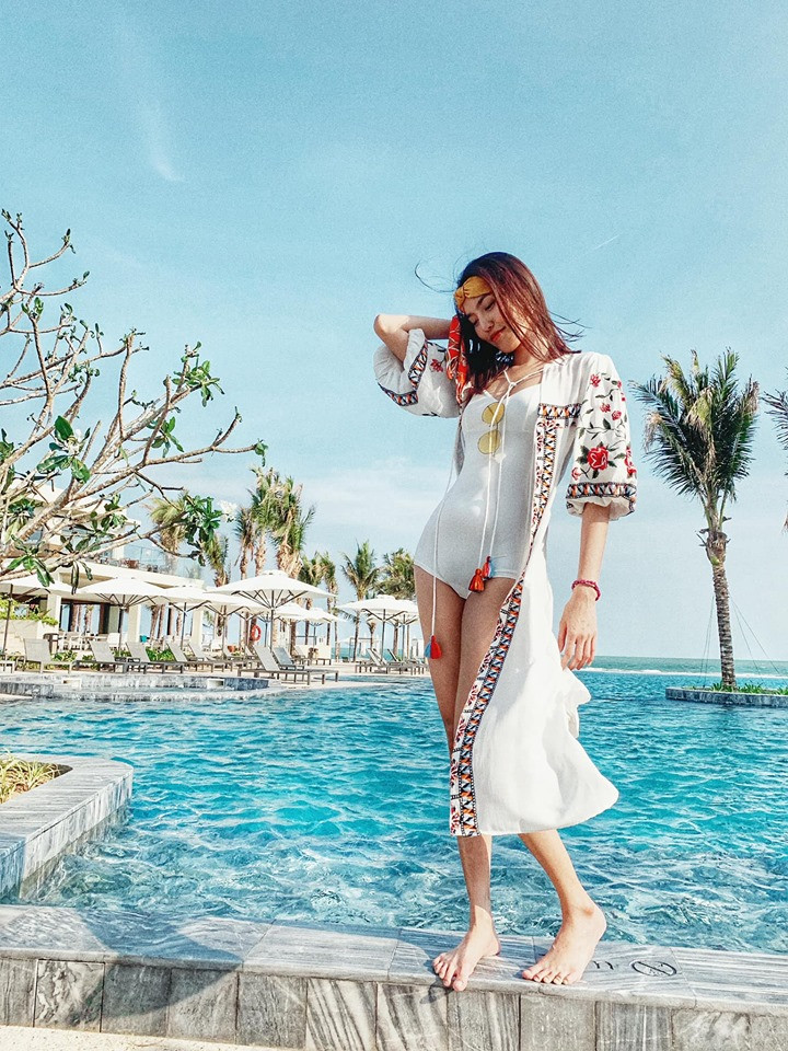 Chân dài Lê Thúy tất bật phơi thóc, rửa bát dịp lễ 30/4 ảnh 5 Chân dài Lê Thúy tất bật phơi thóc, rửa bát cho gia đình dịp lễ-5