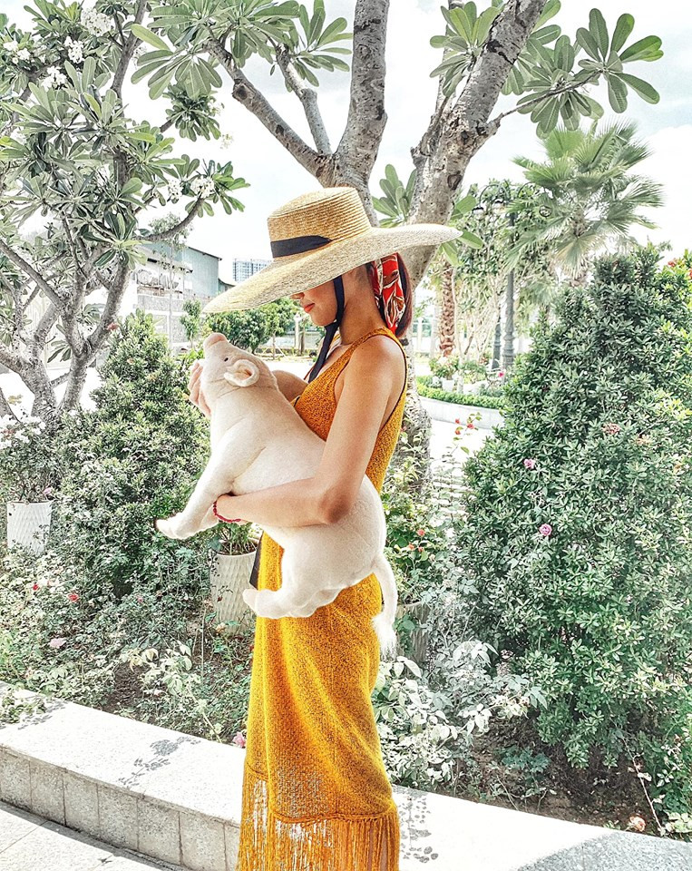 Chân dài Lê Thúy tất bật phơi thóc, rửa bát dịp lễ 30/4 ảnh 3 Chân dài Lê Thúy tất bật phơi thóc, rửa bát cho gia đình dịp lễ-3