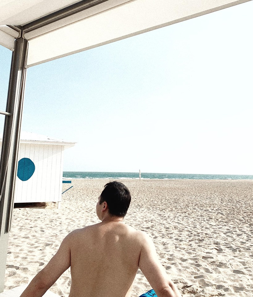 Chân dài Lê Thúy tất bật phơi thóc, rửa bát dịp lễ 30/4 ảnh 4 Chân dài Lê Thúy tất bật phơi thóc, rửa bát cho gia đình dịp lễ-4