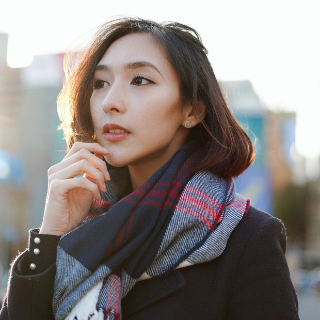 Ngỡ ngàng danh tính của cô gái xinh đẹp được chụp lén trên tàu ảnh 4