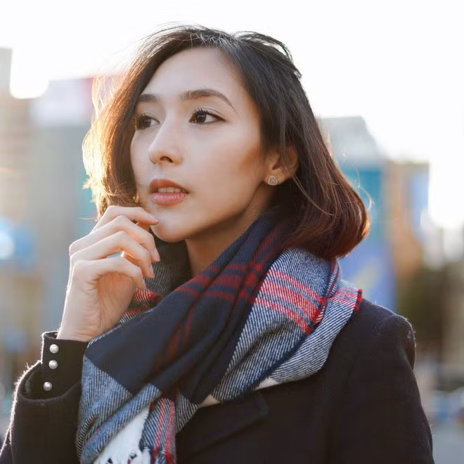 Ngỡ ngàng danh tính của cô gái xinh đẹp được chụp lén trên tàu ảnh 4