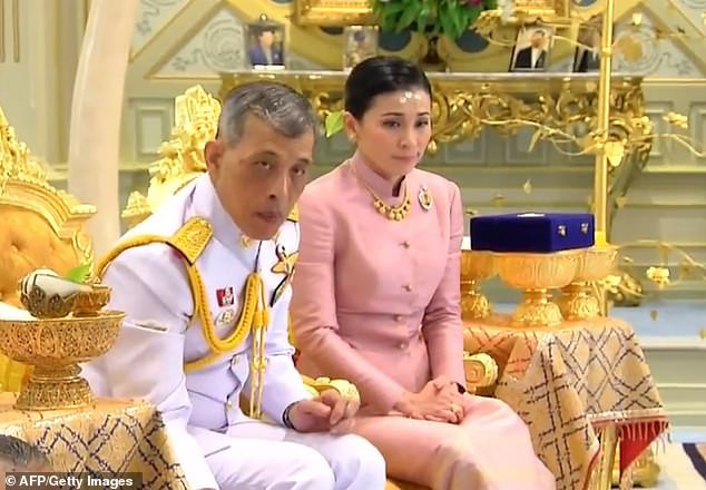 Đây là lý do vì sao trong buổi lễ sắc phong, tân Hoàng hậu Thái Lan phải quỳ rạp dưới chân chồng như thế này - Ảnh 5. Đây là lý do vì sao trong buổi lễ sắc phong, tân Hoàng hậu Thái Lan phải quỳ rạp dưới chân chồng như thế này - Ảnh 5.