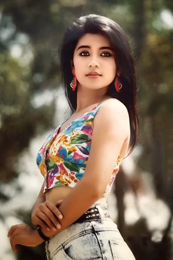 Xôn xao loạt ảnh cũ của Việt Trinh, netizen Việt cảm thán: Bao năm qua đi vẫn chẳng ai vượt qua được nhan sắc đại mỹ nhân ngày ấy - Ảnh 3.