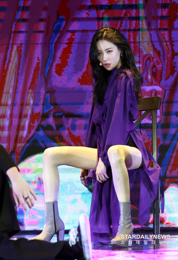 Xót xa những khoảnh khắc thần tượng Kpop kiệt sức ngã quỵ trên sân khấu ảnh 4 Ngay cả “chị đại” Sunmi cũng từng ngất xỉu khi đang biểu diễn