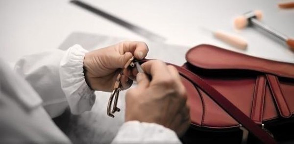 Công đoạn cuối cùng đó là gắn chiếc dây đeo vào túi xách.