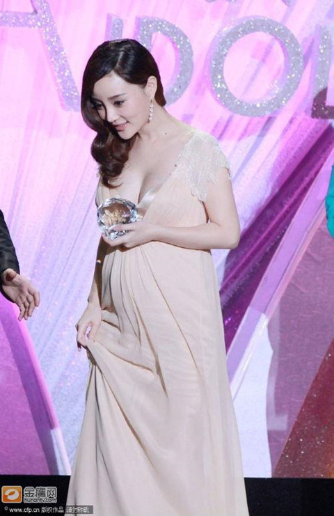 Cái giá quá đắt cho những nghệ sĩ ngoại tình ở showbiz Trung Quốc ảnh 4 Cai gia qua dat cho nhung nghe si ngoai tinh o showbiz Trung Quoc hinh anh 4