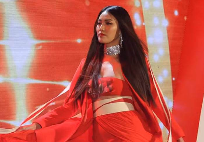 Khá lâu mới xuất hiện trên sàn diễn, Lan Khuê vẫn gây ấn tượng mạnh mẽ bởi thần thái đầy quyền lực, nhan sắc xinh đẹp. 