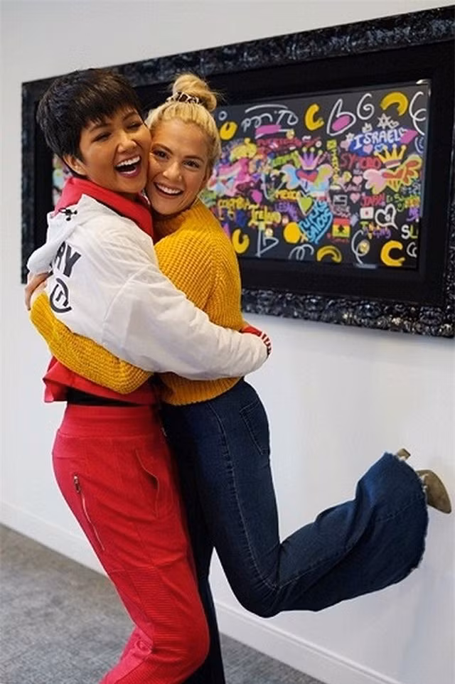 Được HHen Niê nhắn gửi trong ngày trao trả vương miện, Hoa hậu Mỹ cảm động phát khóc - 5