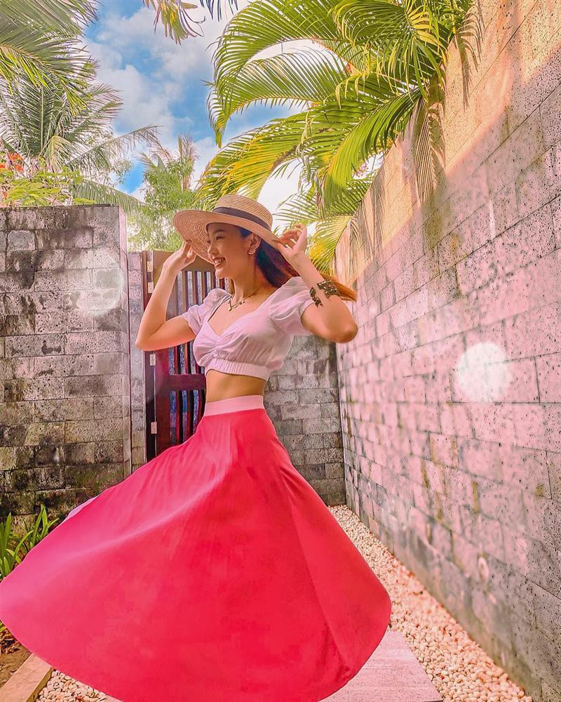 Photoshop bất chấp đúng sai, Minh Hằng bóp eo đến méo cả cửa sắt ảnh 1 Bóp eo đến méo cả cửa sắt, Minh Hằng bị đội quân mạng lao vào phanh phui photoshop bất chấp đúng sai-1