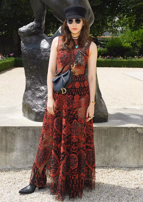 Cận cảnh quy trình kỳ công tạo ra chiếc túi Dior khiến hàng triệu quý cô điên đảo ảnh 10 “Yêu nữ hàng hiệu” Thái Lan đồng thời cũng là fashionista nổi danh xứ Chùa Vàng, Chompoo Araya dùng mẫu túi saddle hình yên ngựa của Dior, có giá 3.250$ (khoảng 75 triệu đồng) làm điểm nhấn cho bộ đầm ren đỏ thêm cá tính.